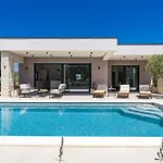 Chiara, Neubau-ferienhaus Pula-sisan Βίλα Šišan