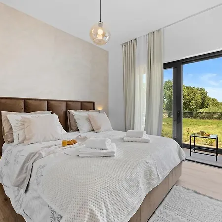 Chiara, Neubau-ferienhaus Pula-sisan Βίλα Šišan
