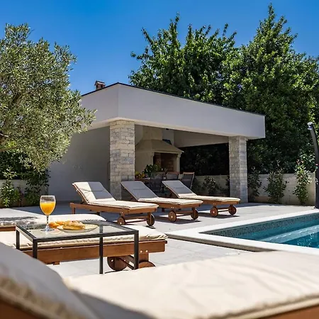 Chiara, Neubau-ferienhaus Pula-sisan Šišan