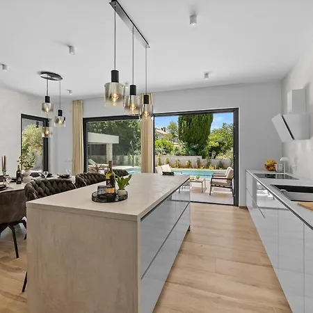 Chiara, Neubau-ferienhaus Pula-sisan Willa Šišan