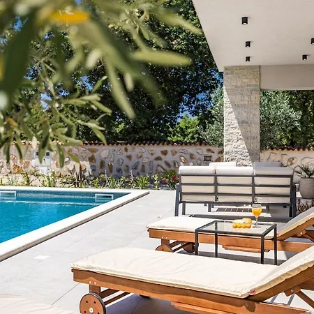 Chiara, Neubau-ferienhaus Pula-sisan Šišan